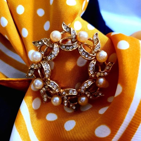 Stunning Vintage pearl and cubic zirconia in gold tone pin. - Picture 2 of 2